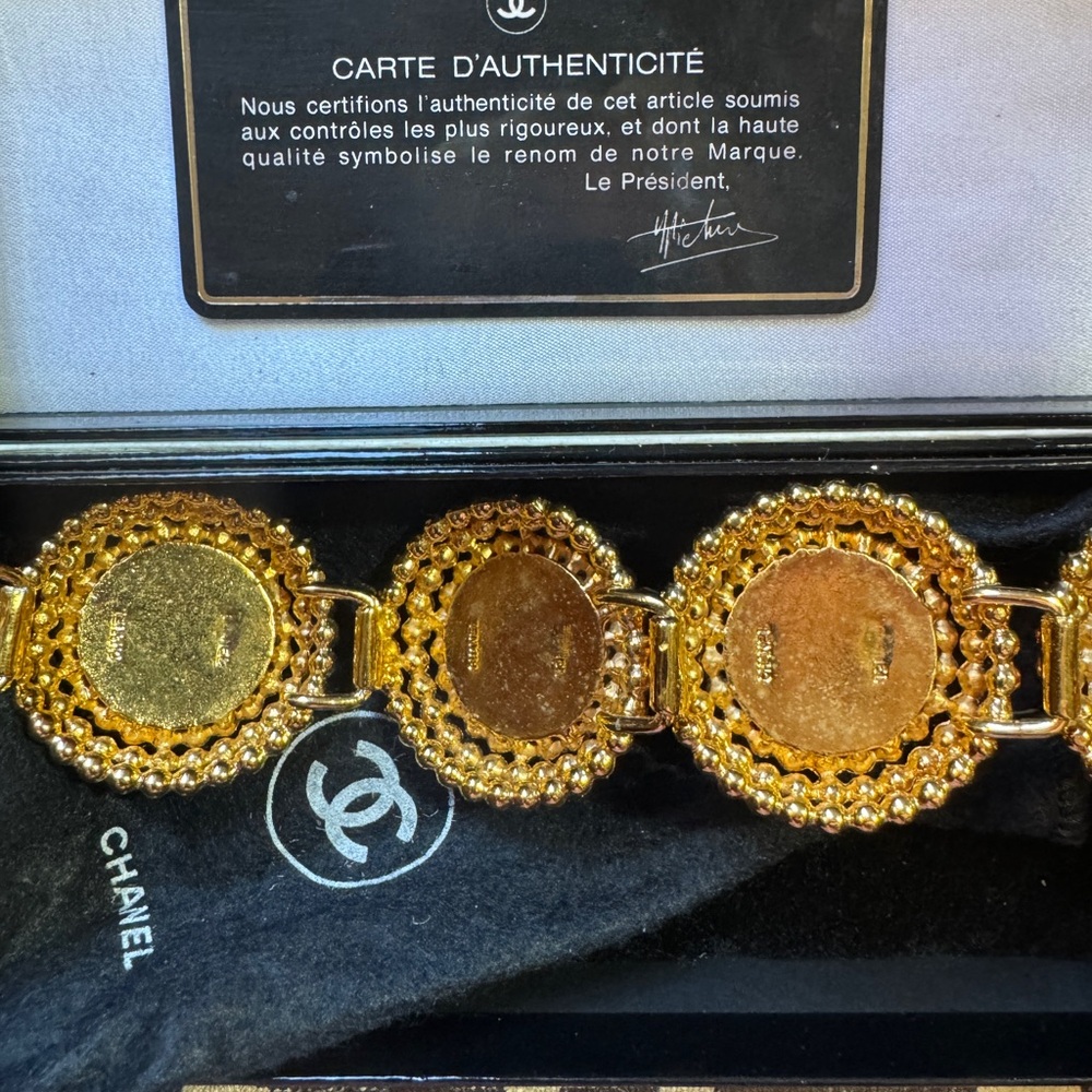 Vintage Chanel Gold tone and faux Pearl Bracelet - Picture 3 of 6